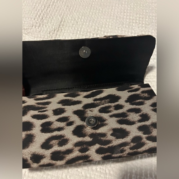 Leopard Clutch - Picture 4 of 5